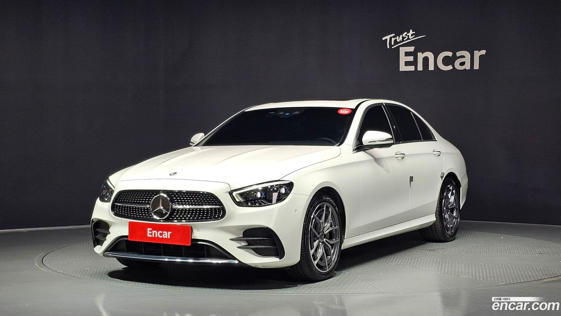 Main__Slider__Photo:E-Class Mercedes-Benz 2023.8-0