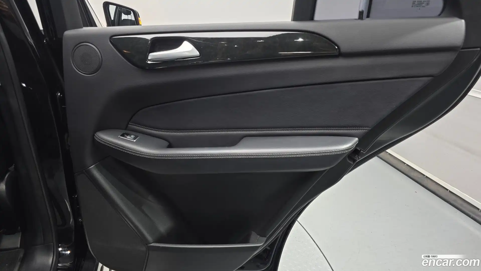 GLE-Class Mercedes-Benz 2016.4-OPTION-044