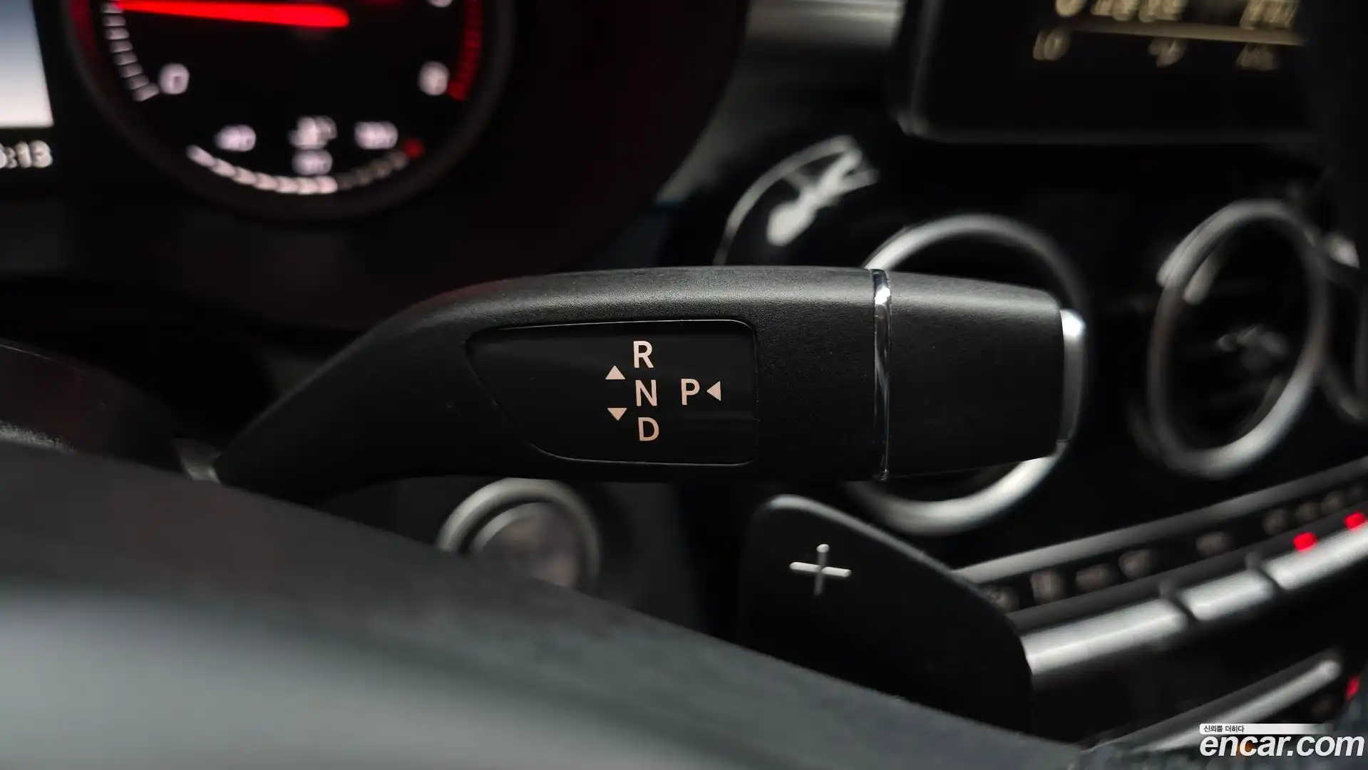 GLC-Class Mercedes-Benz 2018.0-INNER-009