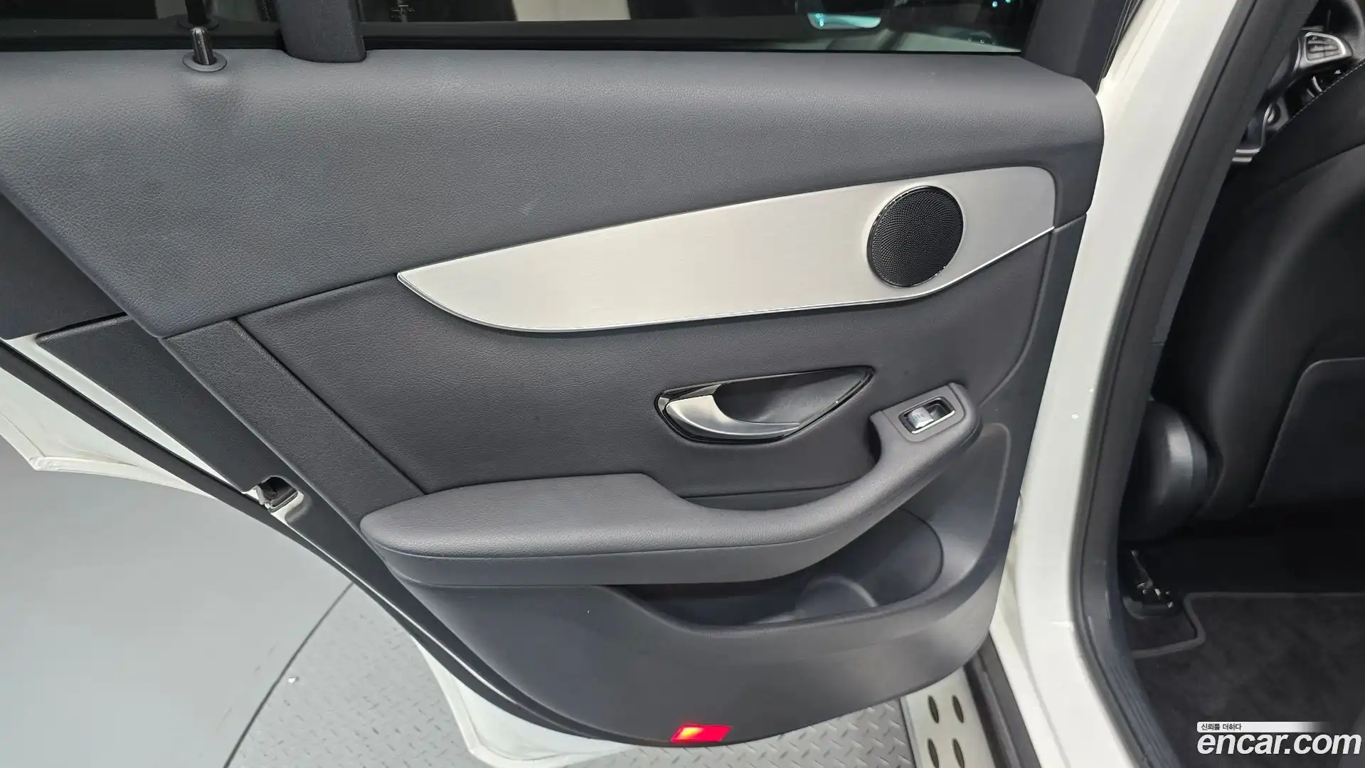GLC-Class Mercedes-Benz 2018.0-INNER-035