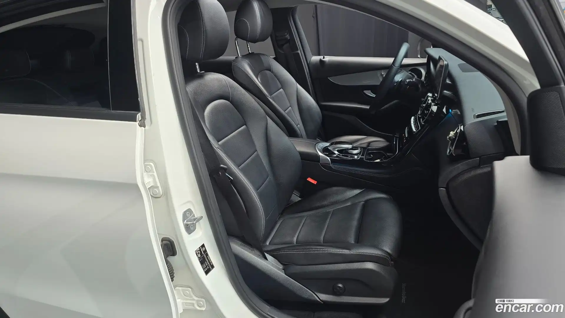 GLC-Class Mercedes-Benz 2018.0-INNER-036
