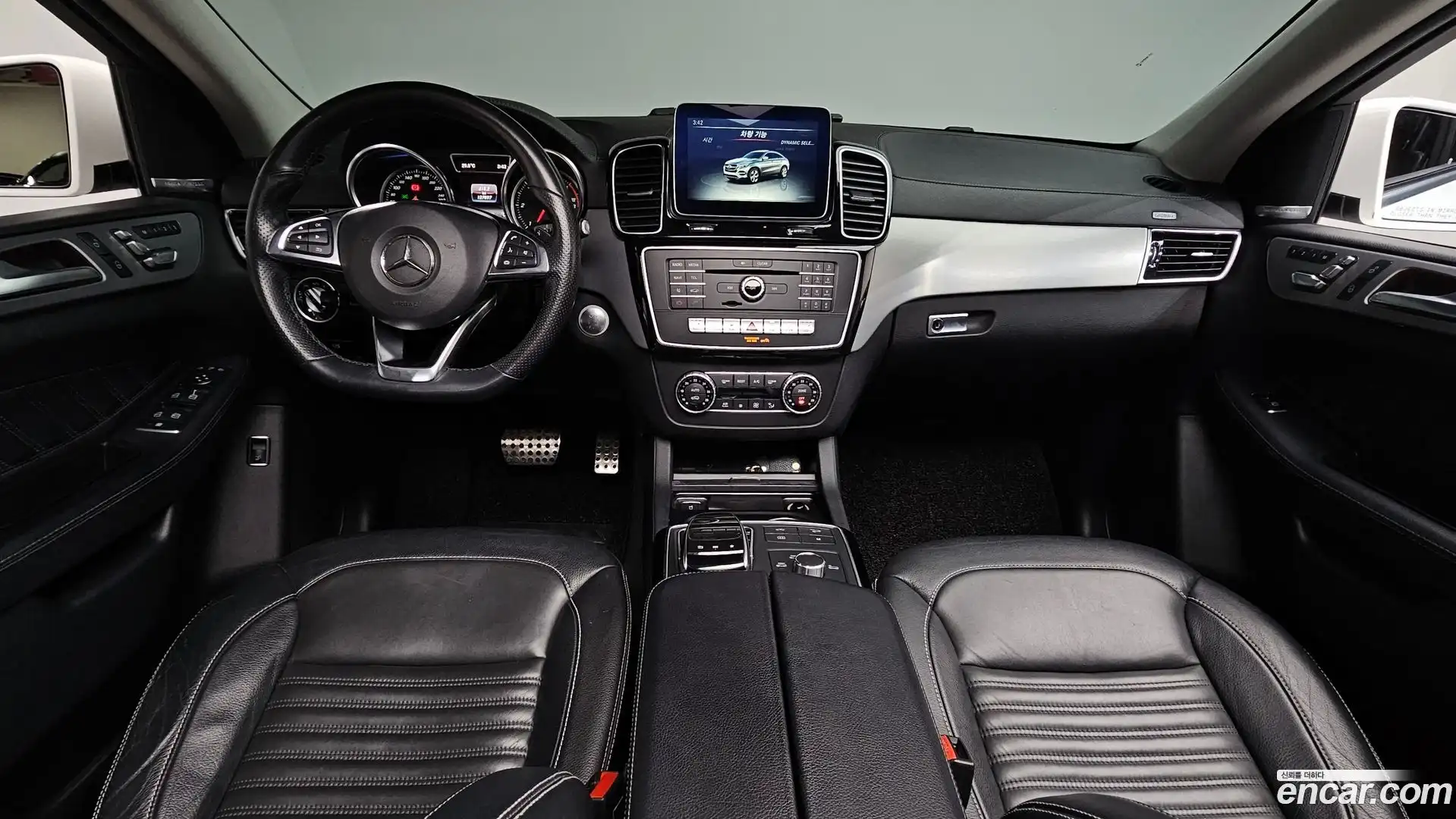 GLE-Class Mercedes-Benz 2016.10-INNER-007