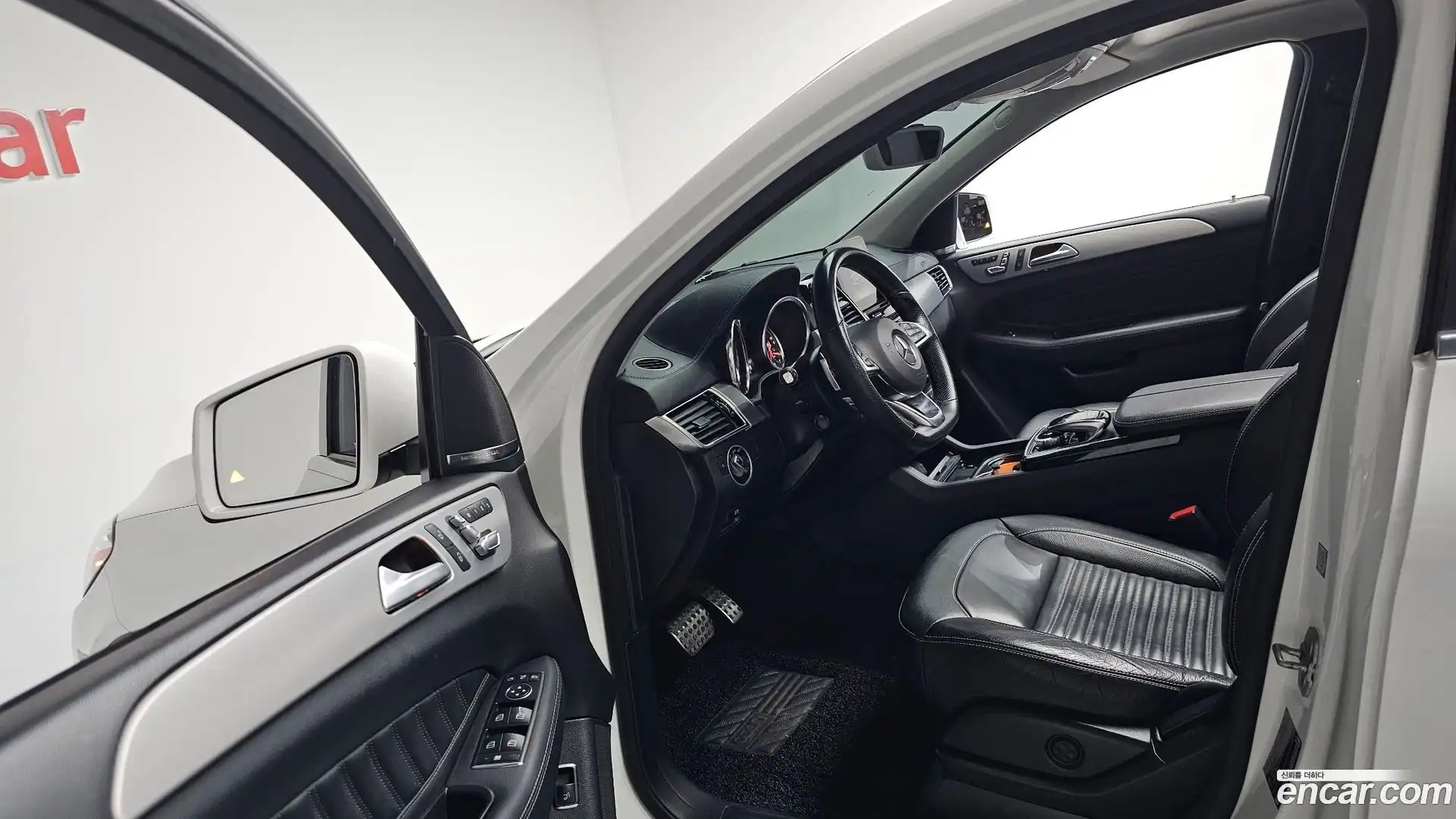 GLE-Class Mercedes-Benz 2016.10-INNER-010