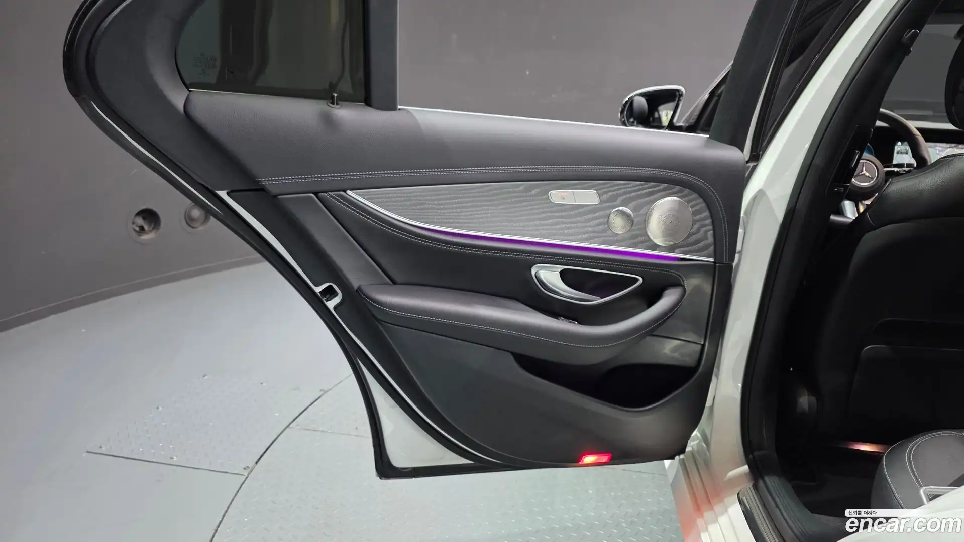 E-Class Mercedes-Benz 2022.1-INNER-035