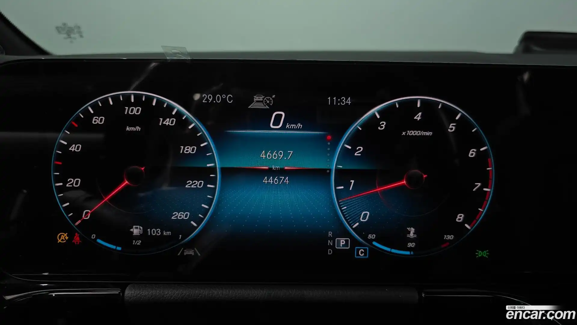 GLA-Class Mercedes-Benz 2021.6-INNER-008