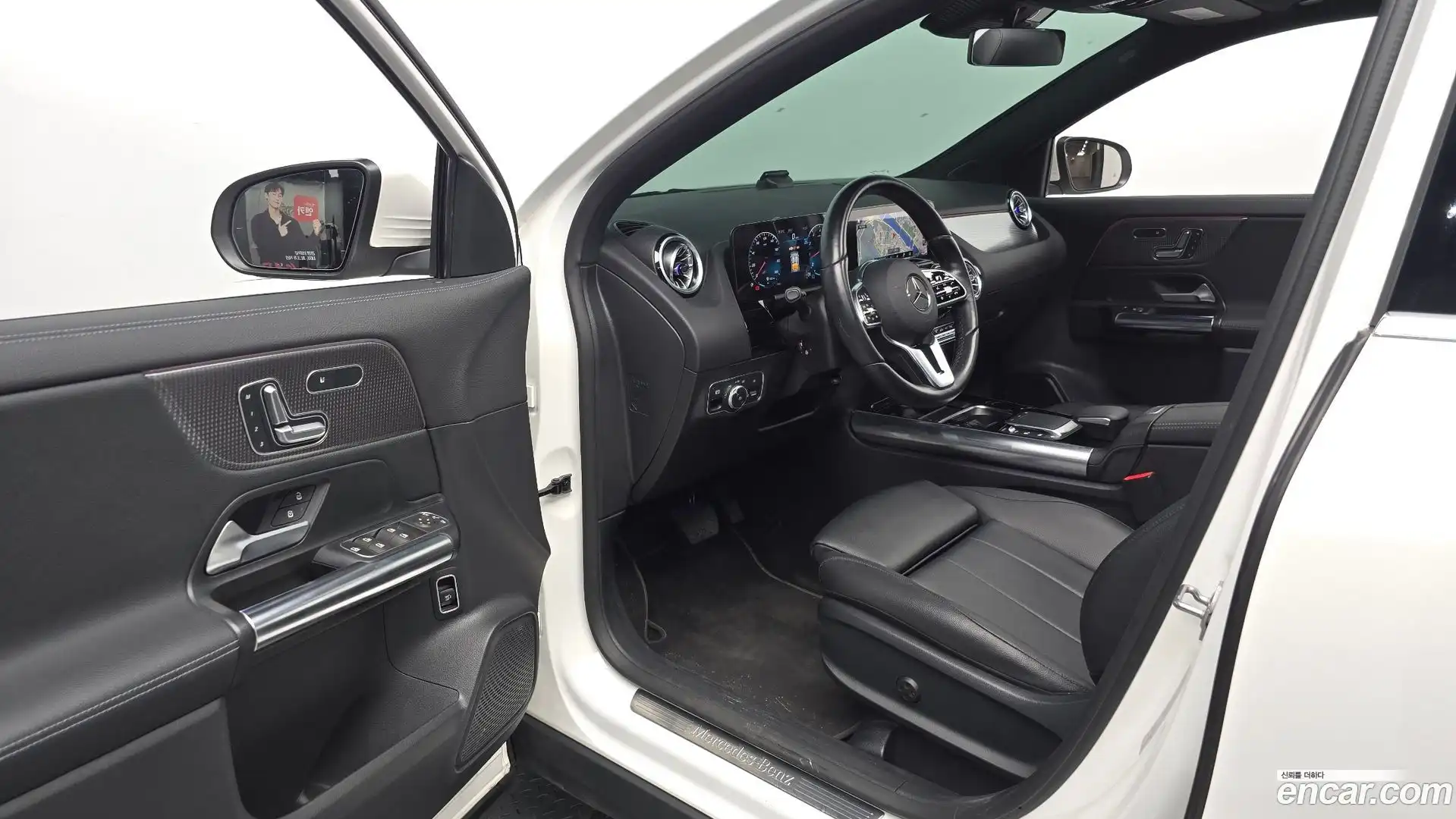 GLA-Class Mercedes-Benz 2021.6-INNER-010