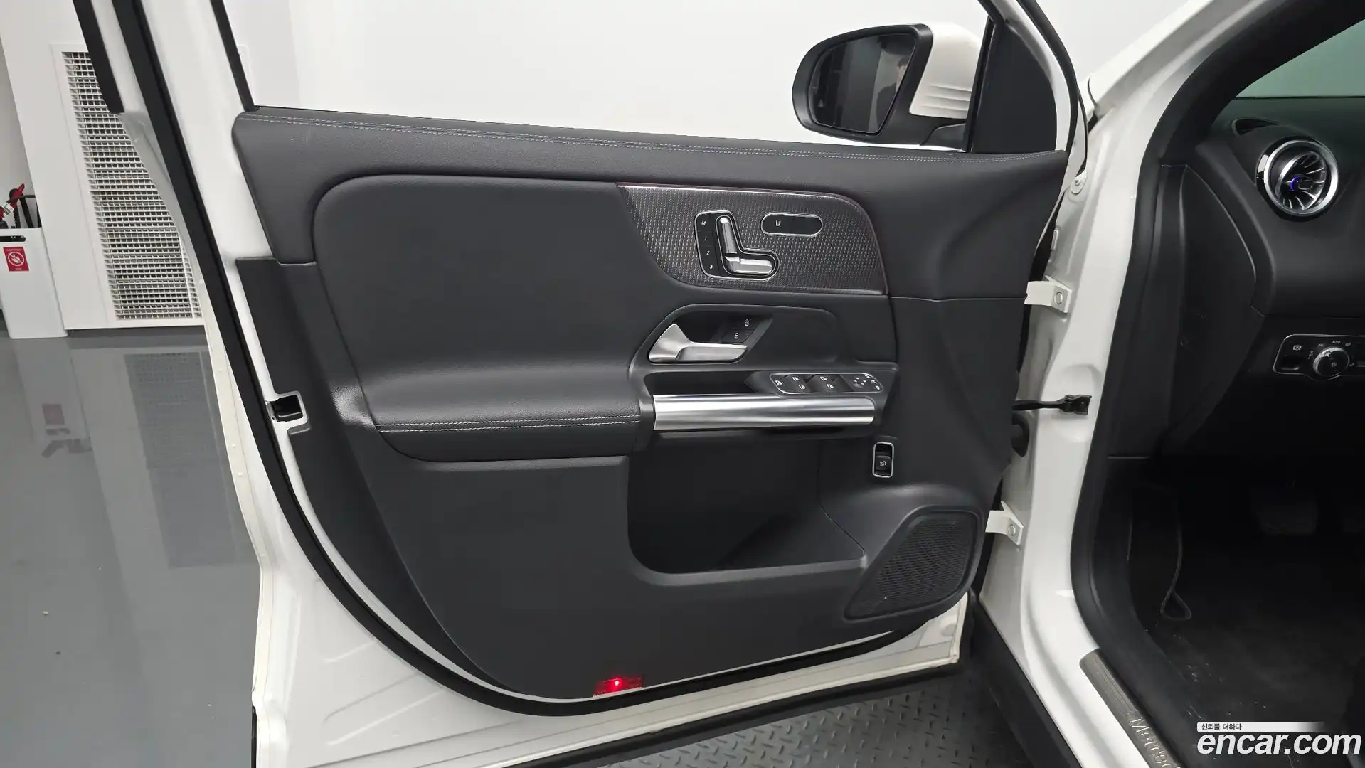 GLA-Class Mercedes-Benz 2021.6-INNER-034
