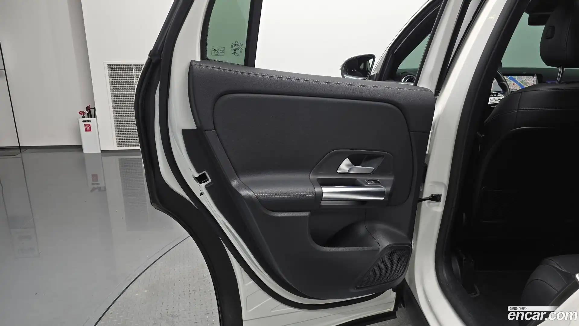 GLA-Class Mercedes-Benz 2021.6-INNER-035
