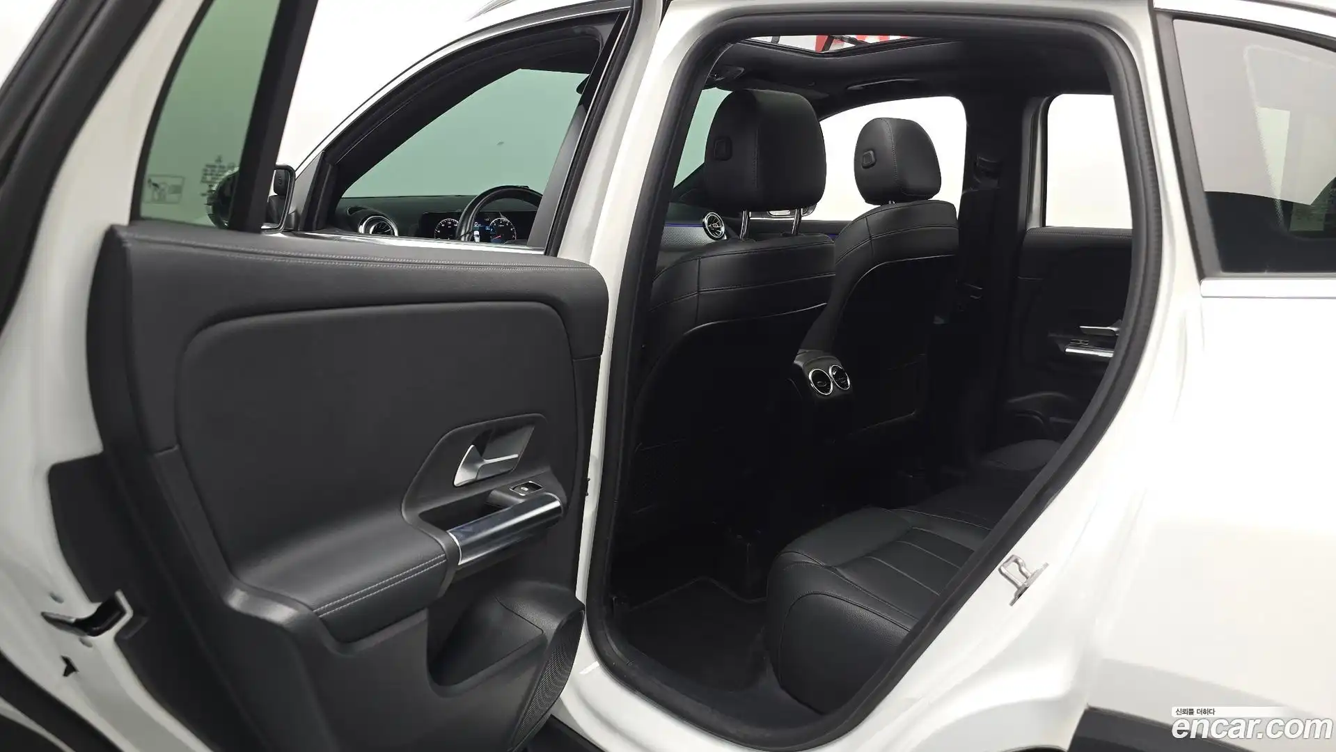 GLA-Class Mercedes-Benz 2021.6-INNER-036