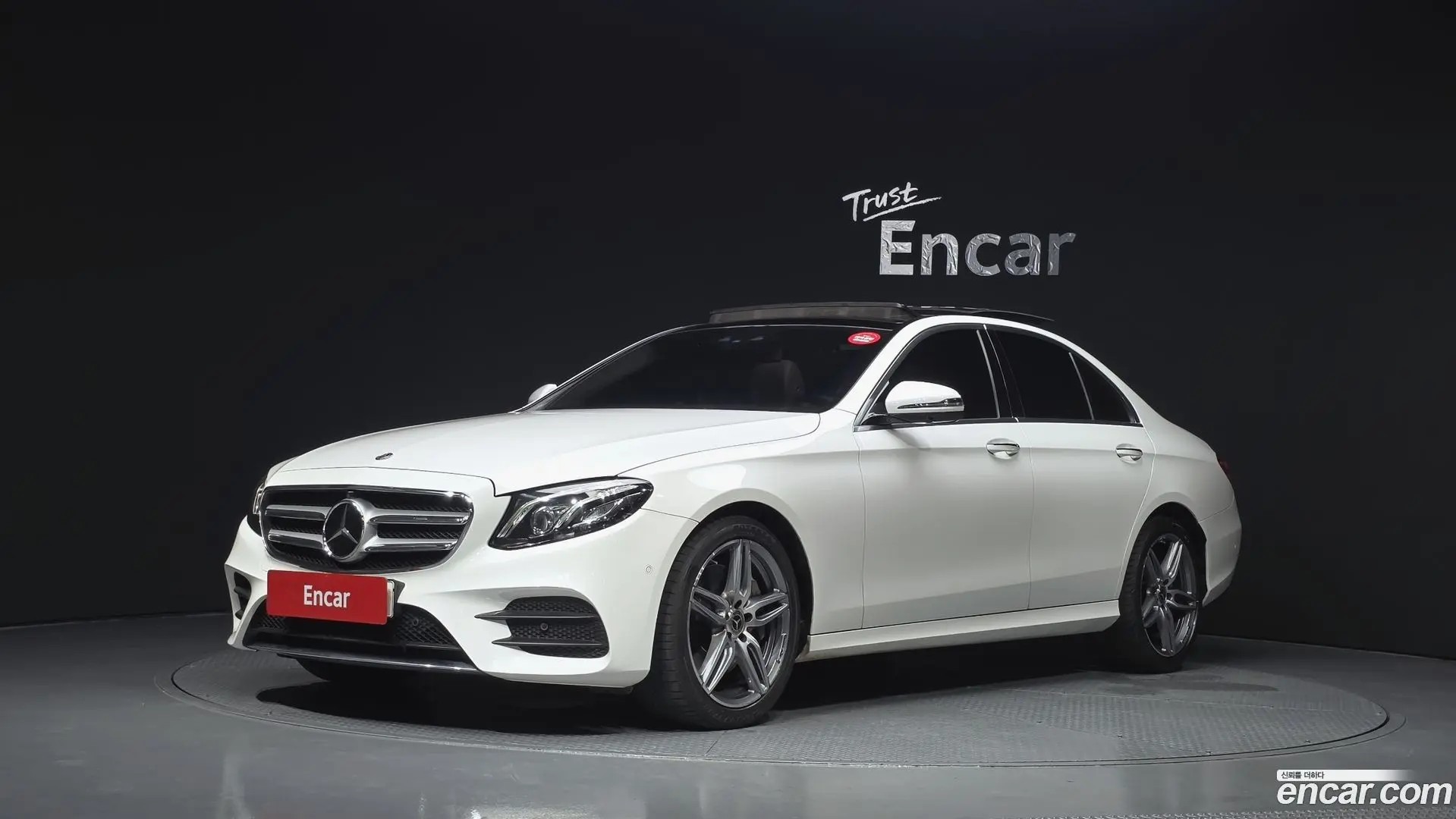 Main__Slider__Photo:E-Class Mercedes-Benz 2020.0-0