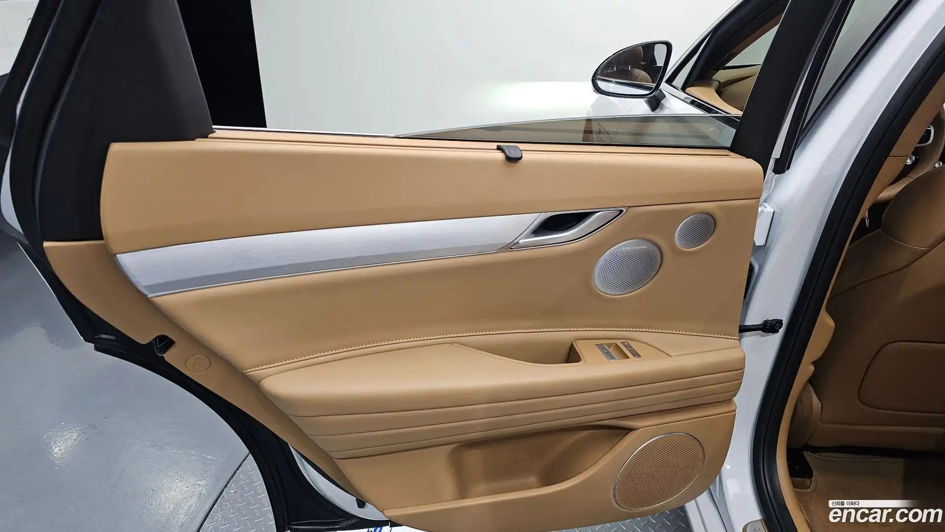 G80 Genesis 2024.0-INNER-035