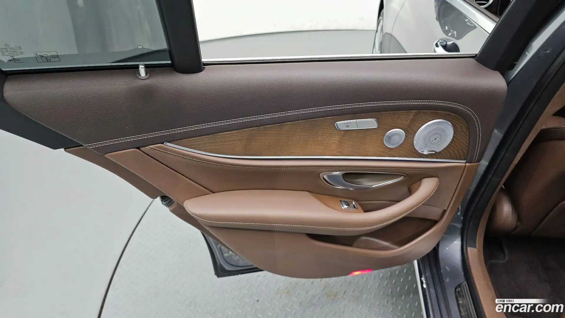 E-Class Mercedes-Benz 2019.5-INNER-035