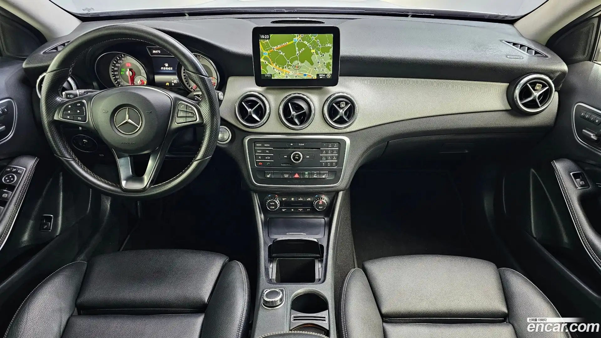 GLA-Class Mercedes-Benz 2016.7-INNER-007