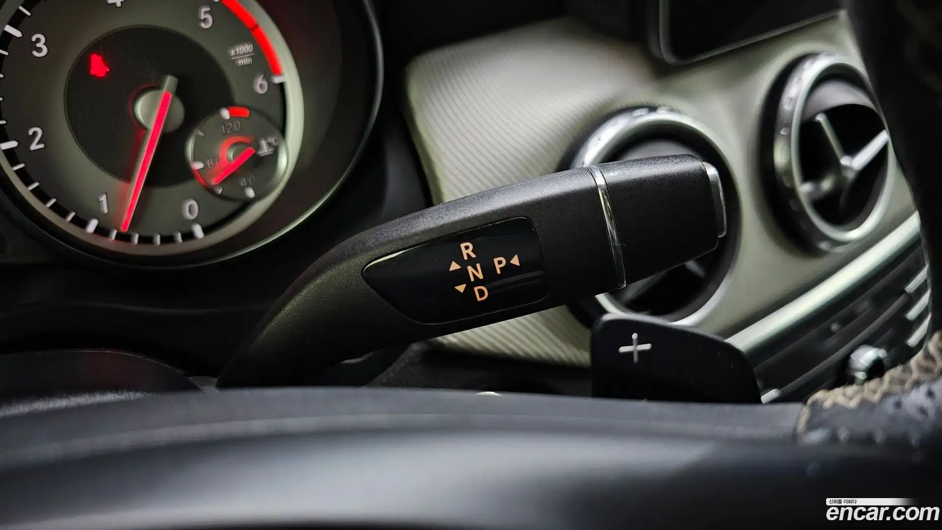GLA-Class Mercedes-Benz 2016.7-INNER-009