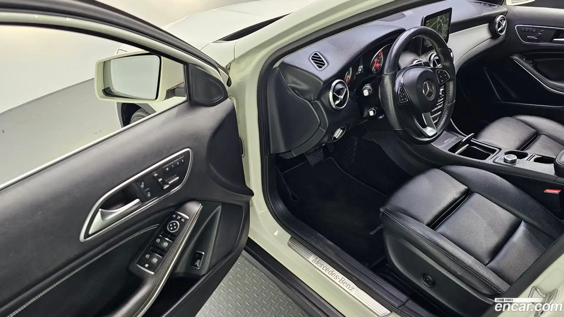 GLA-Class Mercedes-Benz 2016.7-INNER-010