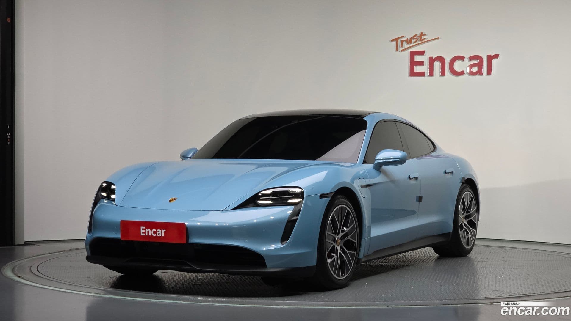 Main__Slider__Photo:Taycan Porsche 2020.11-0