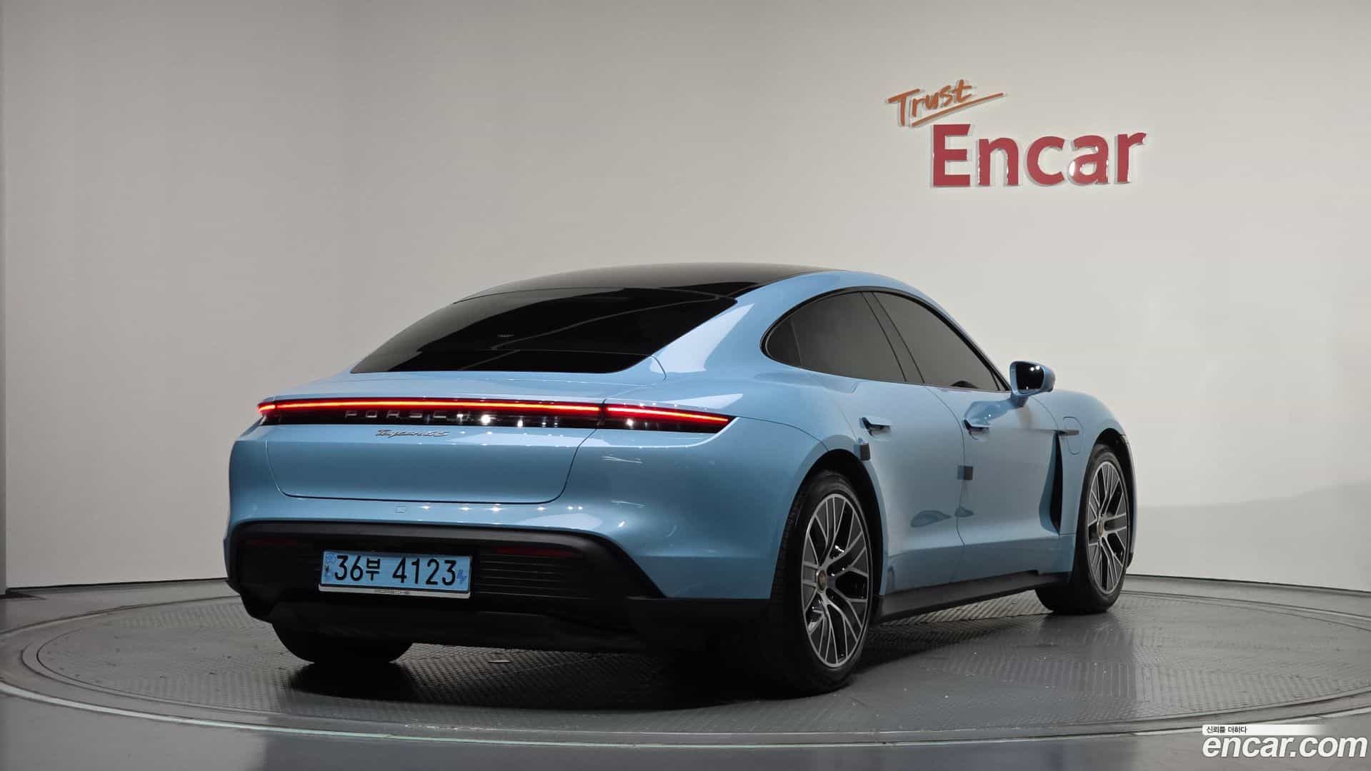 Taycan Porsche 2020.11-OUTER-002