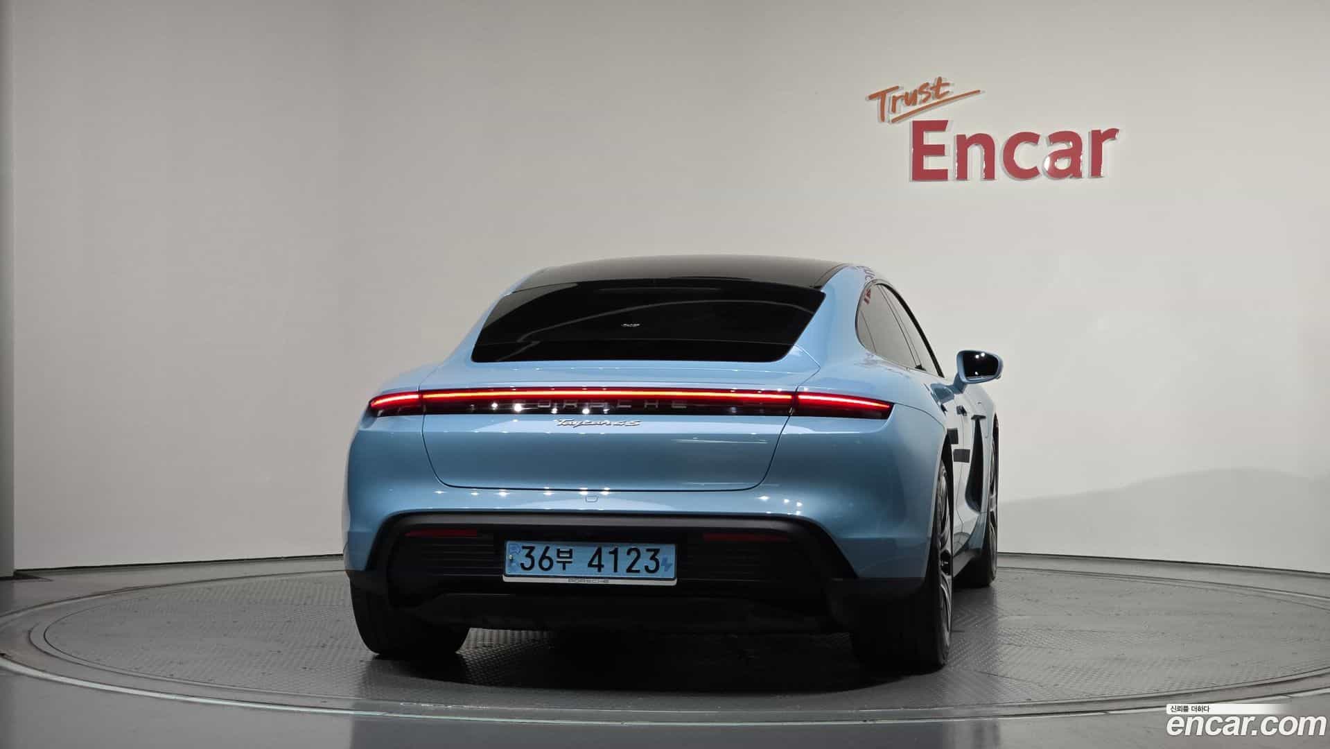 Taycan Porsche 2020.11-OUTER-004