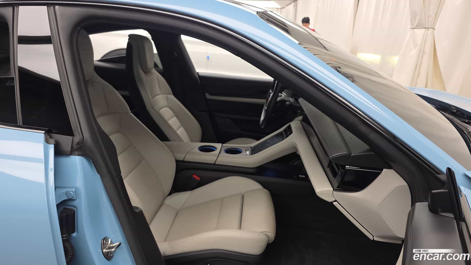 Taycan Porsche 2020.11-OPTION-015