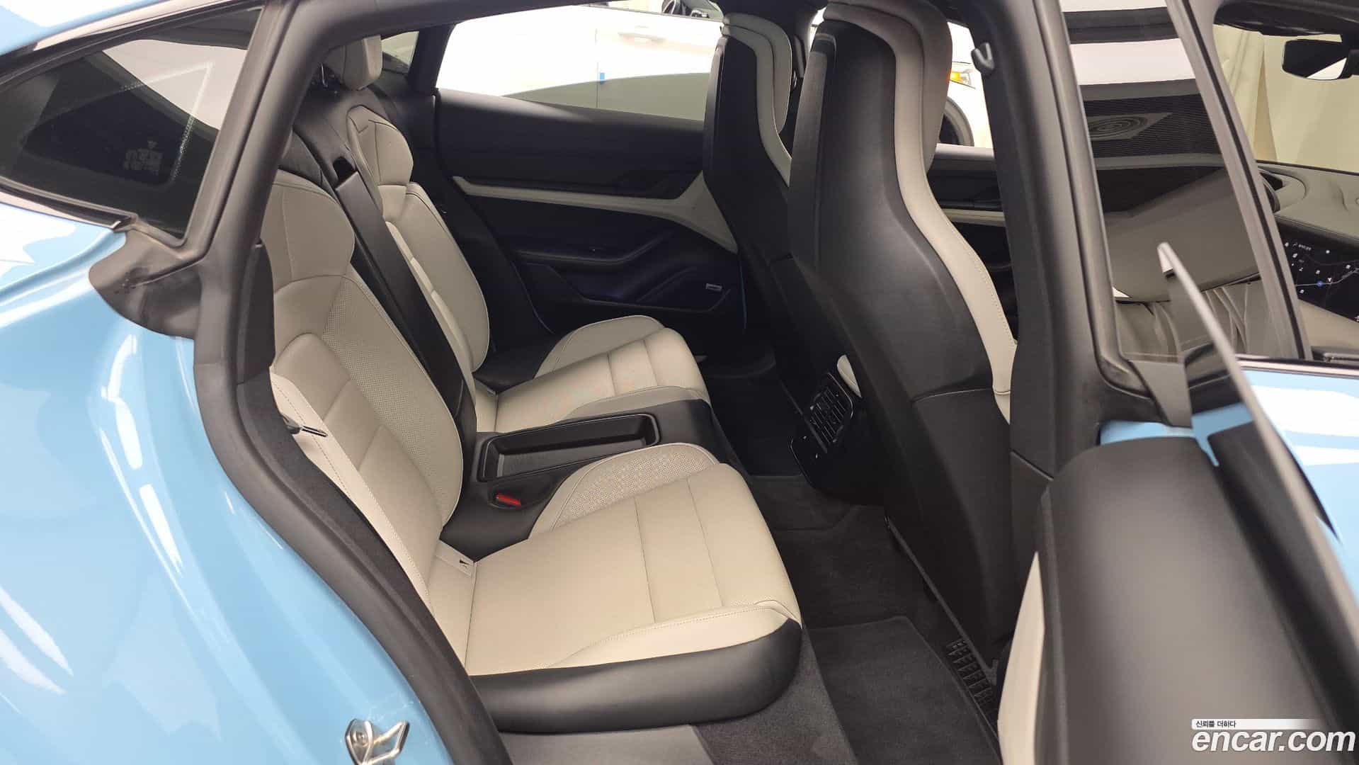Taycan Porsche 2020.11-OPTION-016