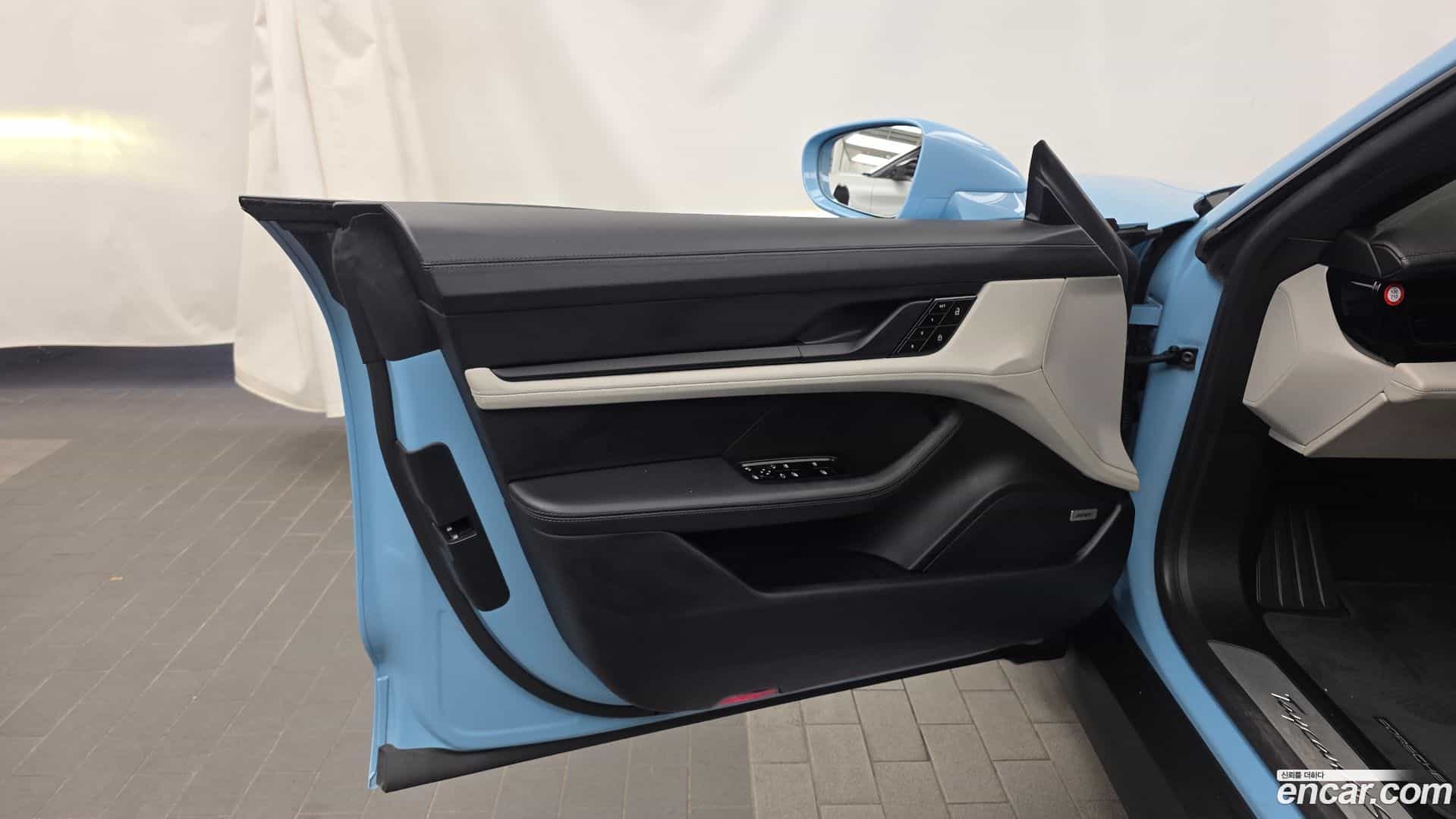 Taycan Porsche 2020.11-INNER-034