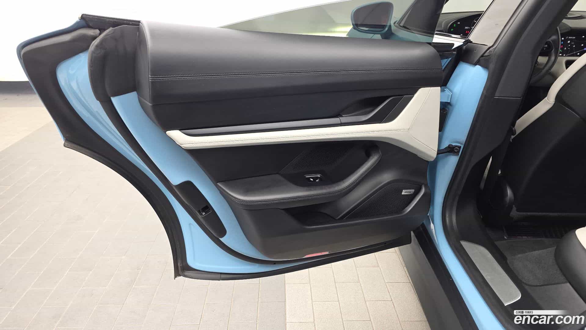 Taycan Porsche 2020.11-INNER-035