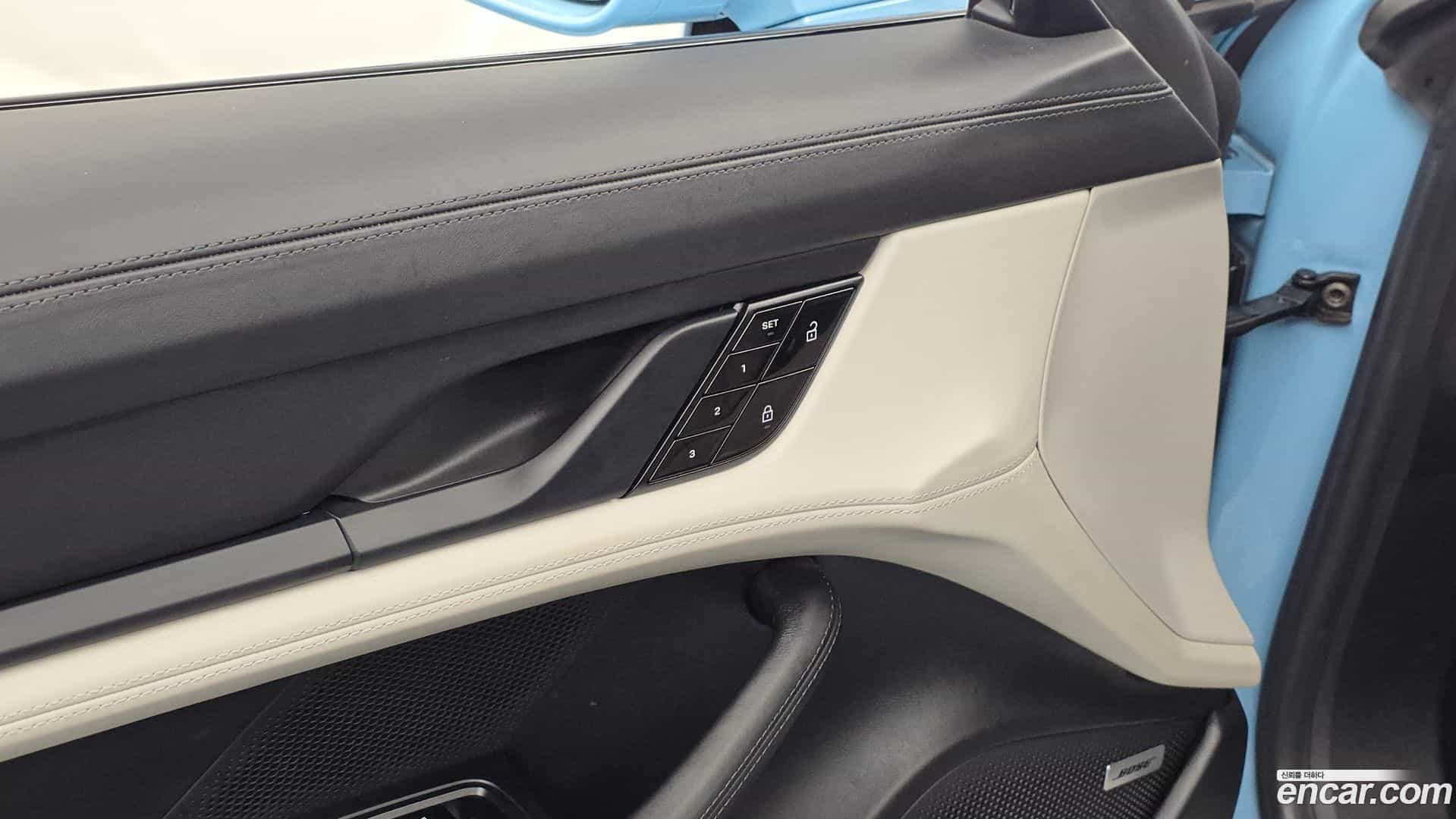 Taycan Porsche 2020.11-OPTION-042