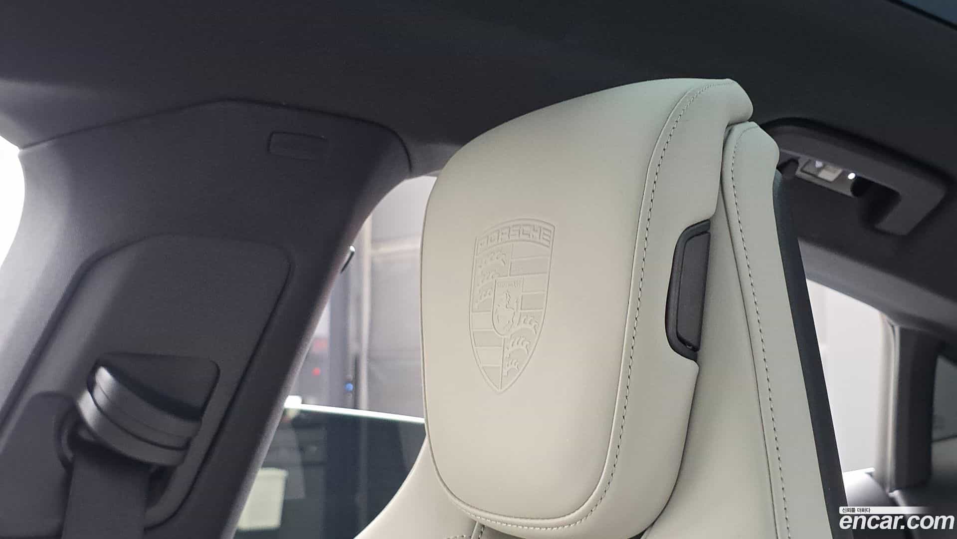 Taycan Porsche 2020.11-OPTION-044