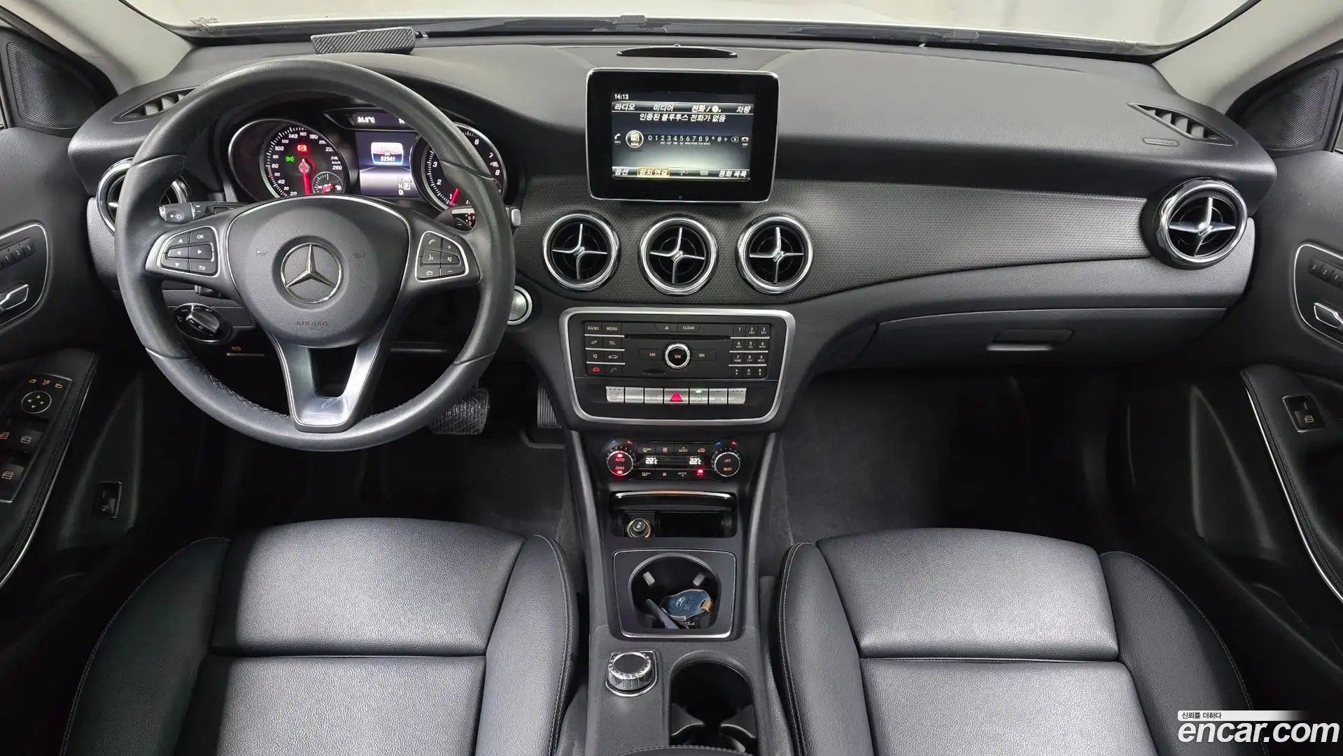 GLA-Class Mercedes-Benz 2018.0-INNER-007