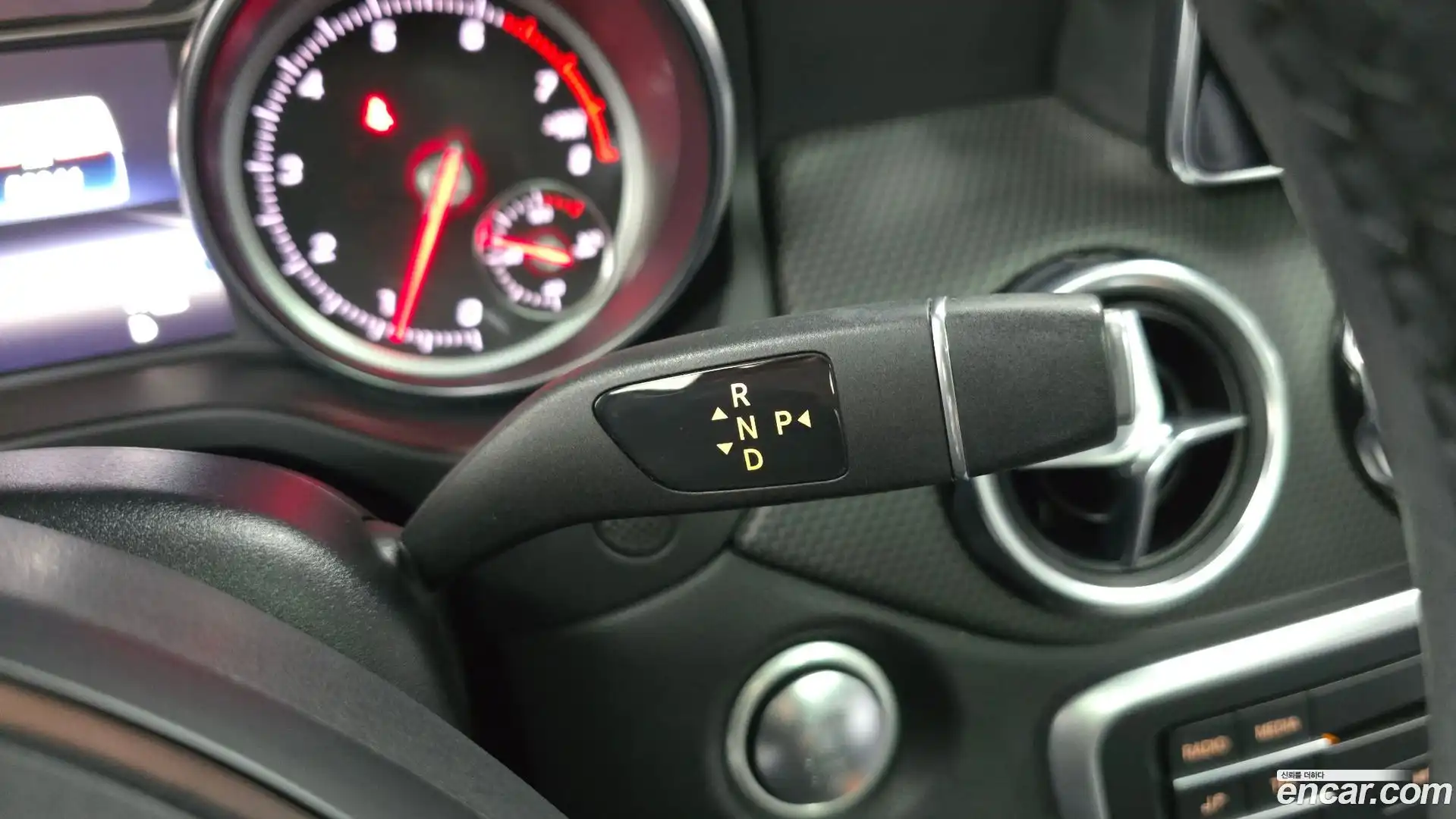 GLA-Class Mercedes-Benz 2018.0-INNER-009