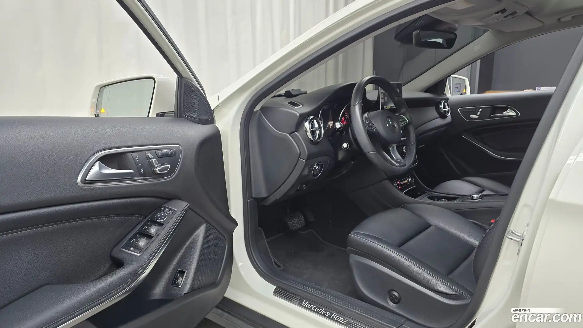 GLA-Class Mercedes-Benz 2018.0-INNER-010