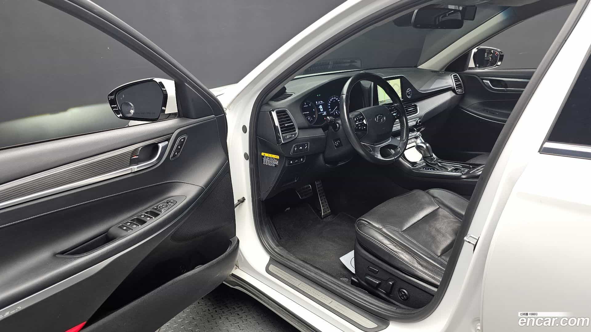 Grandeur Hyundai 2017.1-INNER-010