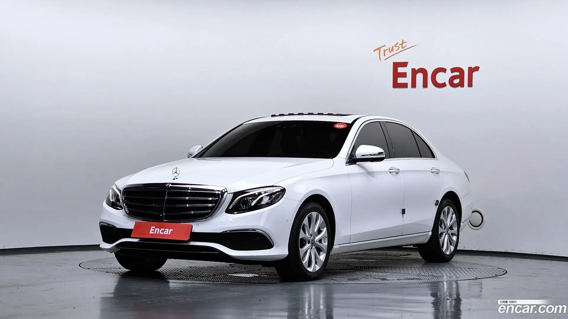 Main__Slider__Photo:E-Class Mercedes-Benz 2020.3-0