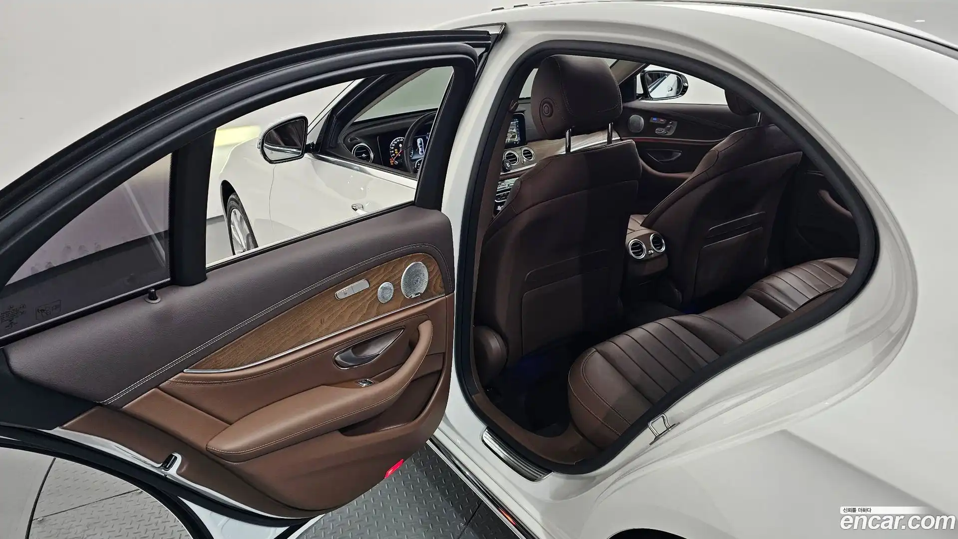 E-Class Mercedes-Benz 2020.3-OPTION-024