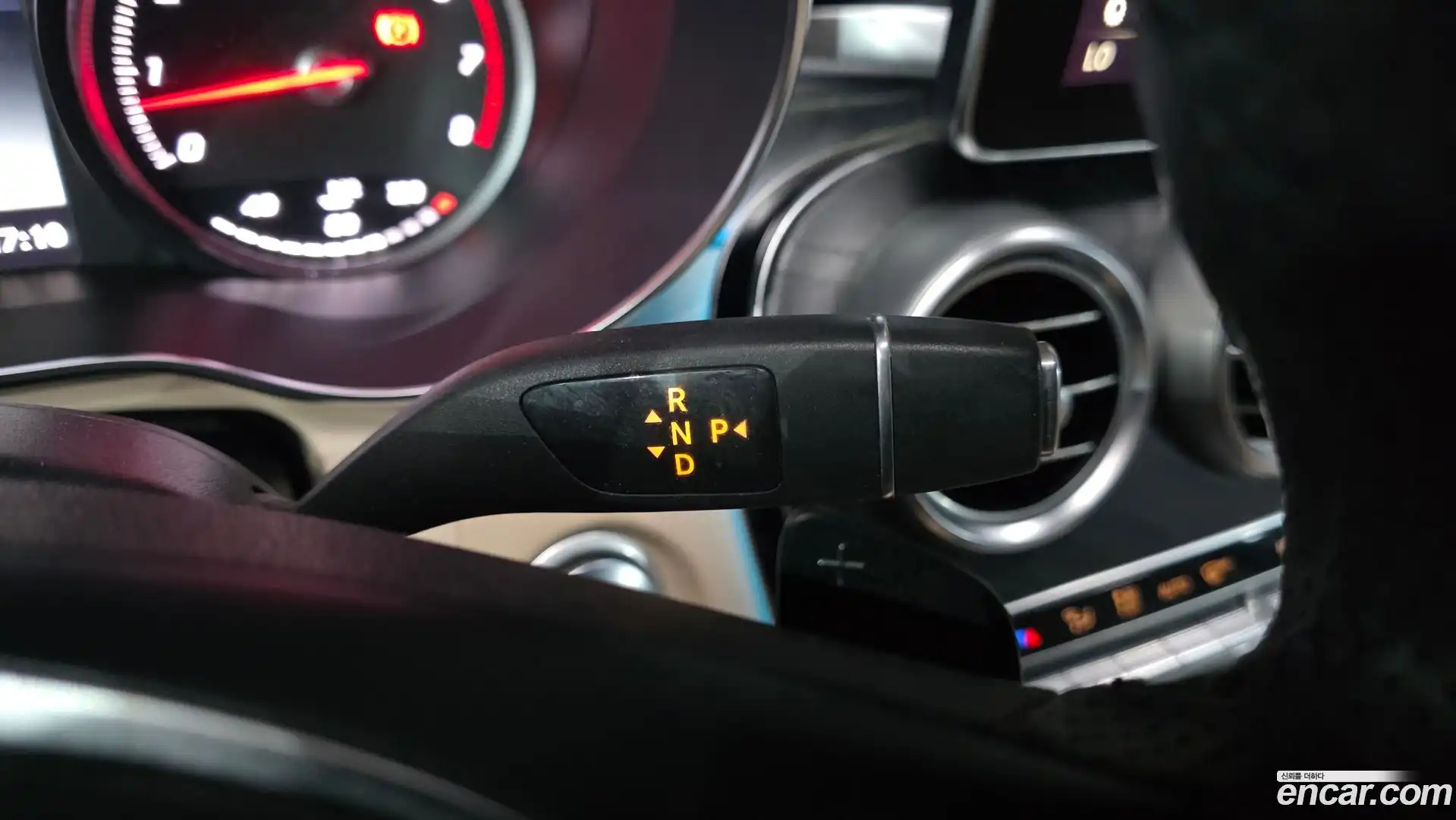 GLC-Class Mercedes-Benz 2019.4-INNER-009