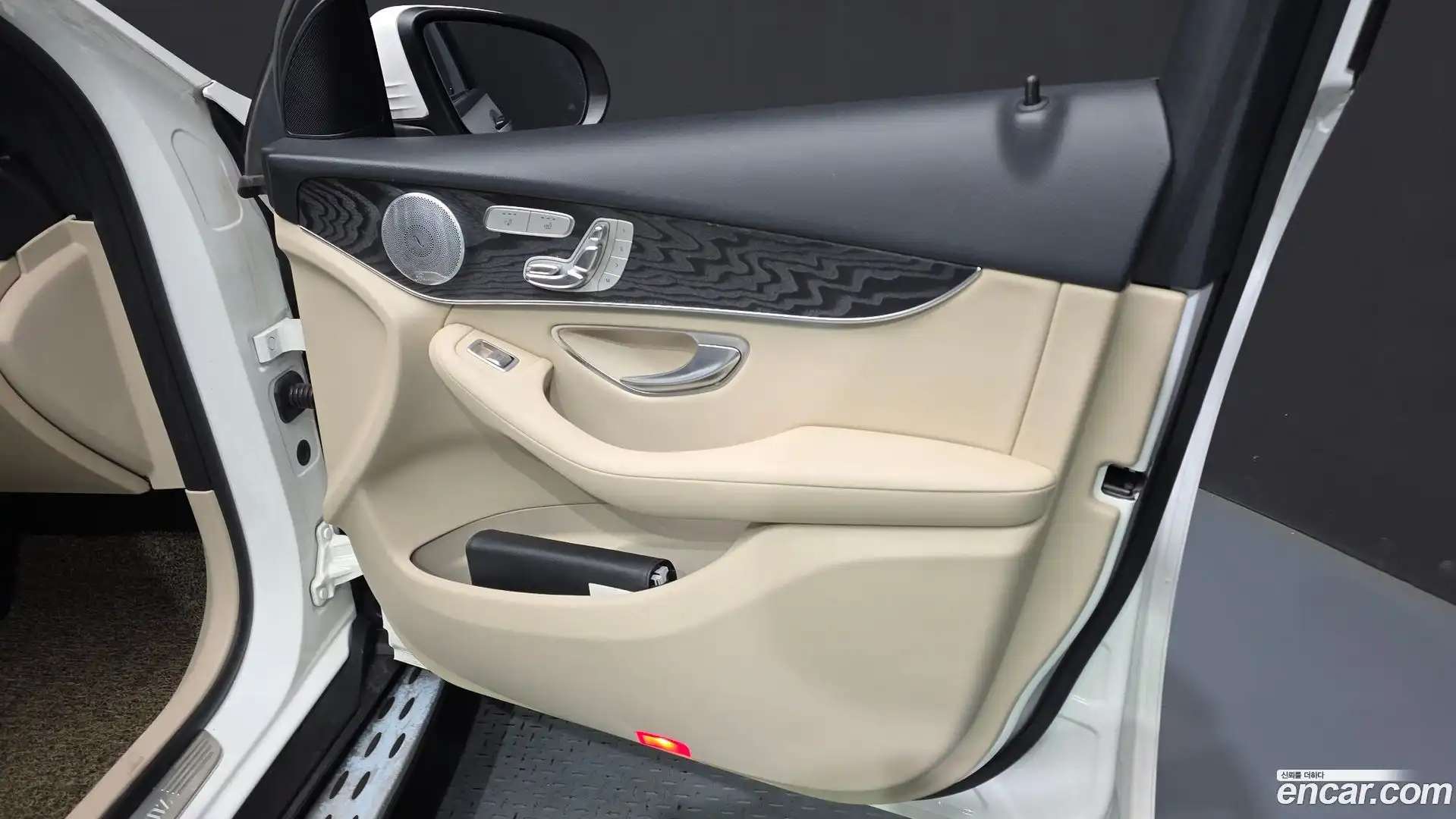 GLC-Class Mercedes-Benz 2019.4-INNER-034
