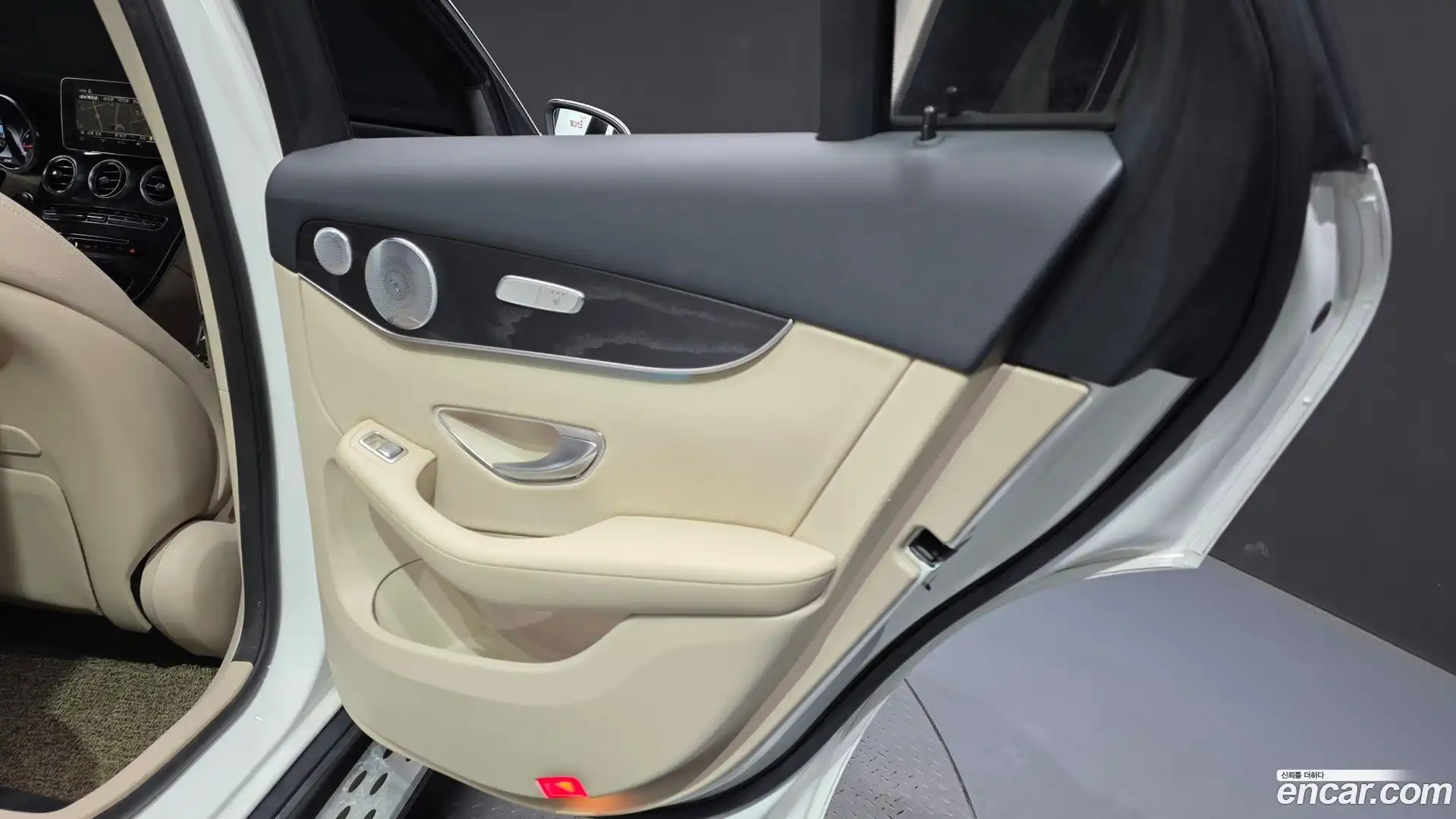 GLC-Class Mercedes-Benz 2019.4-INNER-035