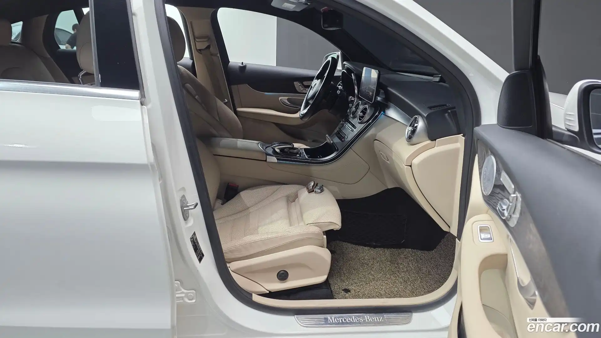GLC-Class Mercedes-Benz 2019.4-INNER-036