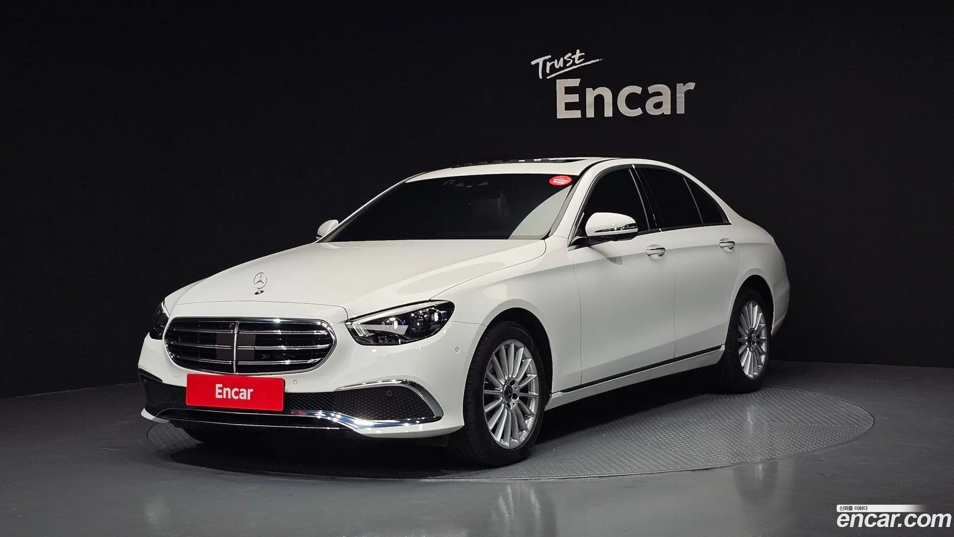 Main__Slider__Photo:E-Class Mercedes-Benz 2023.9-0