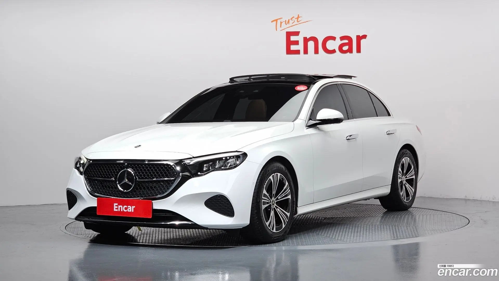 Main__Slider__Photo:E-Class Mercedes-Benz 2024.8-0