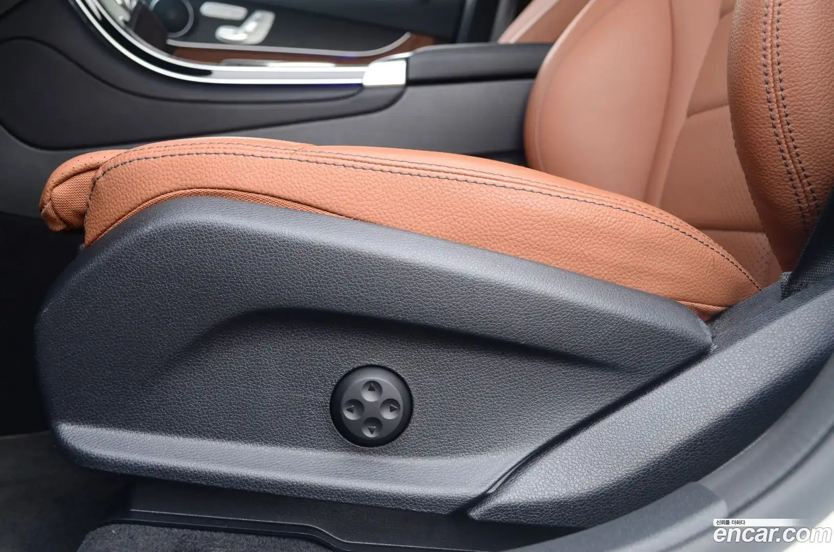 GLC-Class Mercedes-Benz 2021.1-INNER-010
