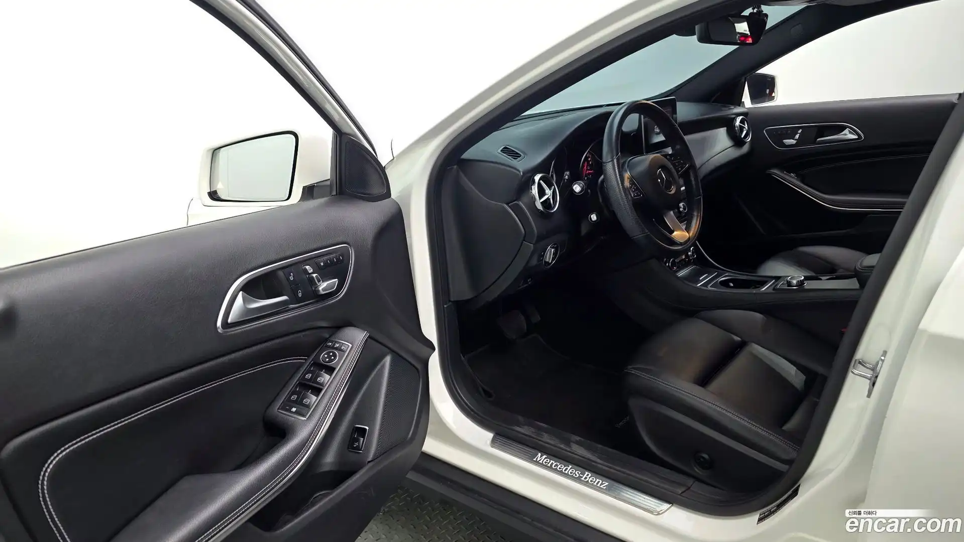 GLA-Class Mercedes-Benz 2019.4-INNER-010