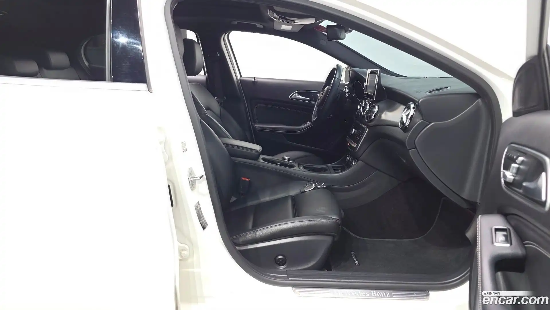 GLA-Class Mercedes-Benz 2019.4-INNER-036