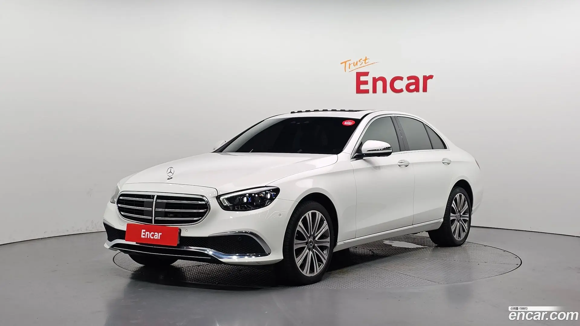 Main__Slider__Photo:E-Class Mercedes-Benz 2023.4-0