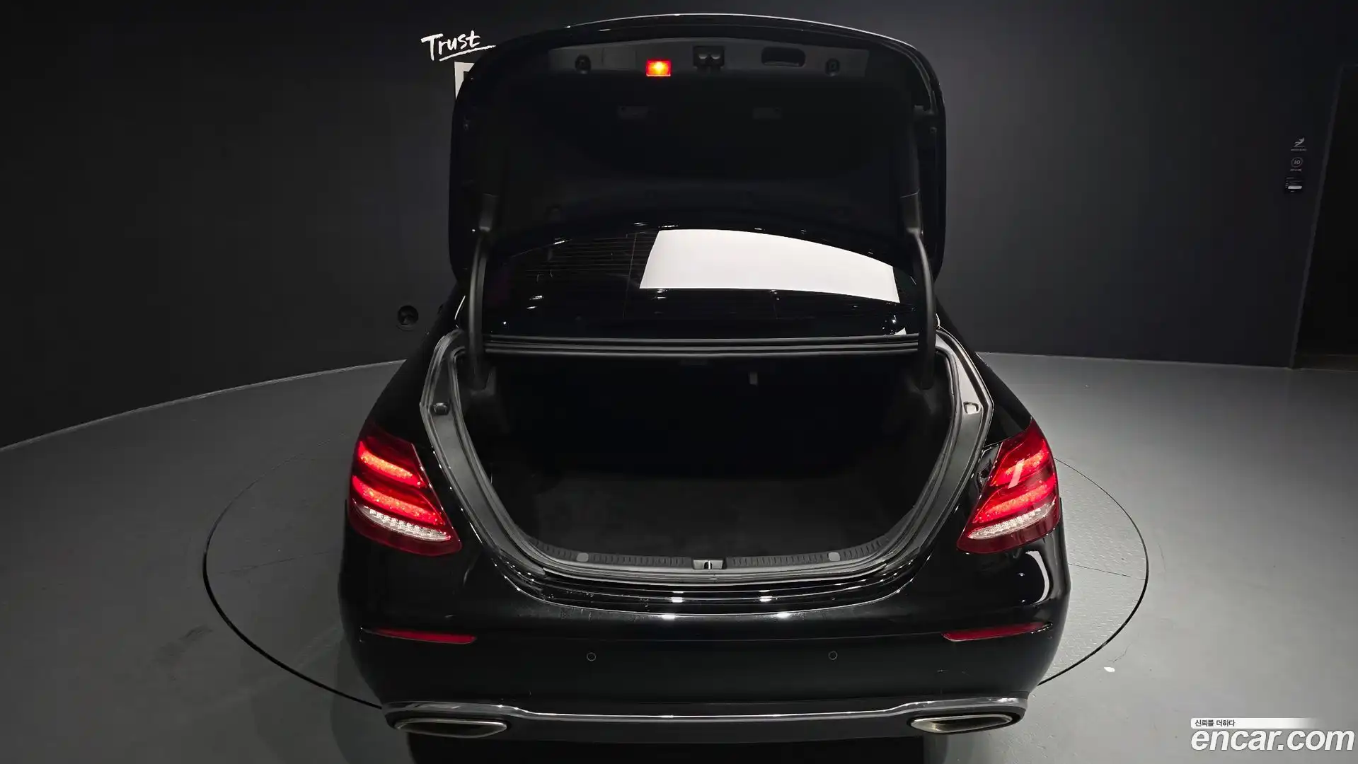 E-Class Mercedes-Benz 2017.8-OPTION-024