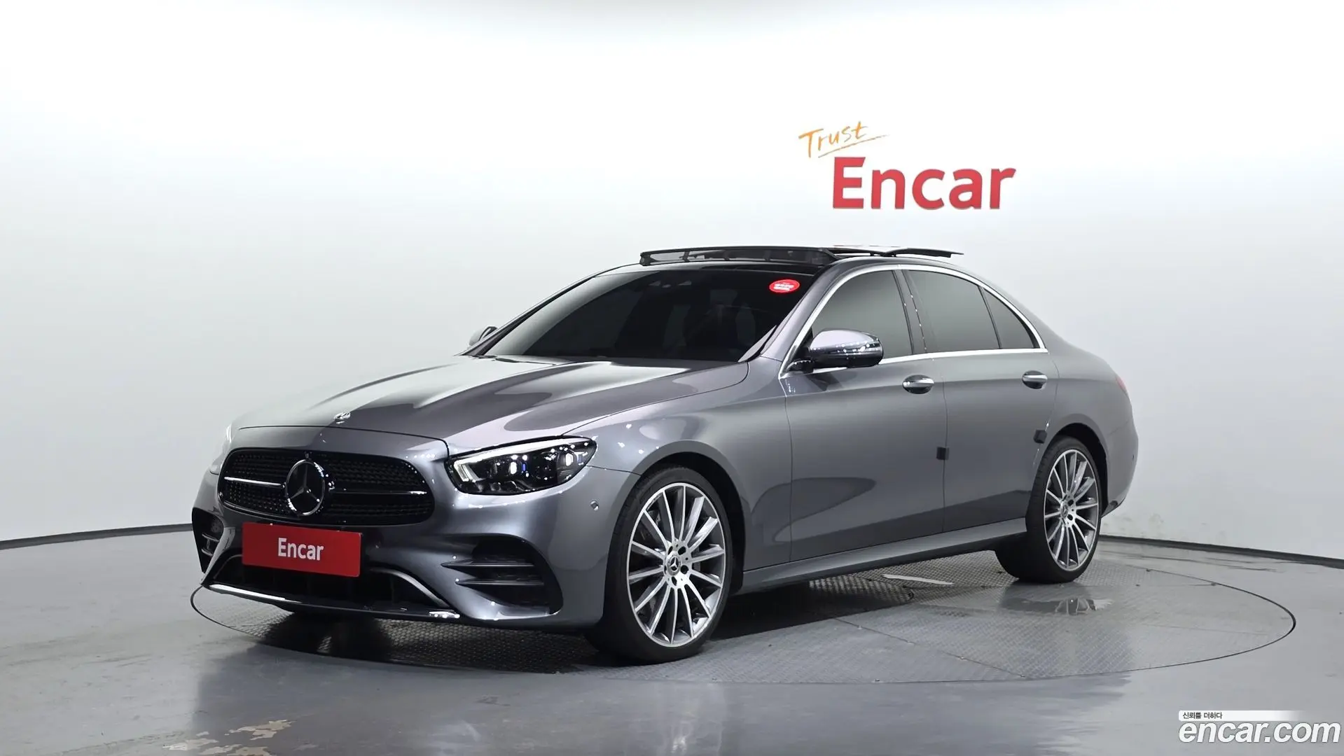 Main__Slider__Photo:E-Class Mercedes-Benz 2022.5-0