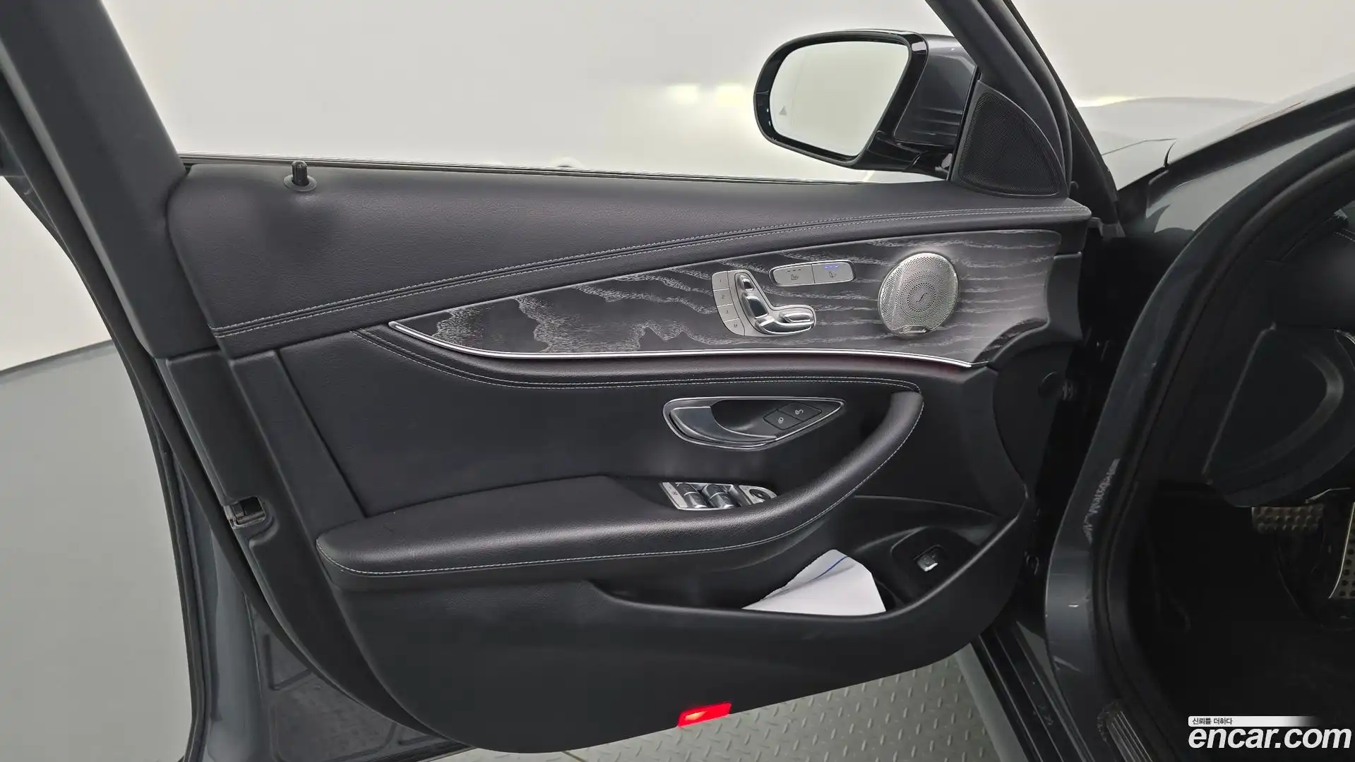 E-Class Mercedes-Benz 2022.5-OPTION-040