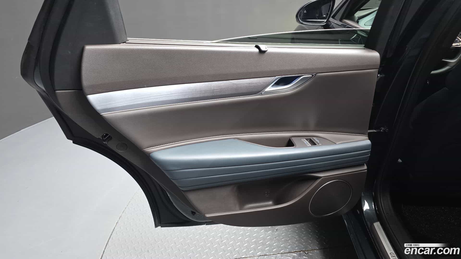 G80 Genesis 2023.1-INNER-035