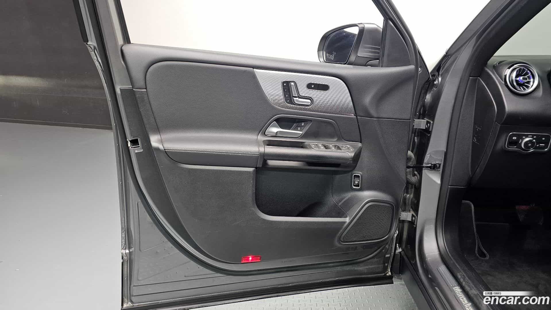 GLB-Class Mercedes-Benz 2021.6-INNER-034
