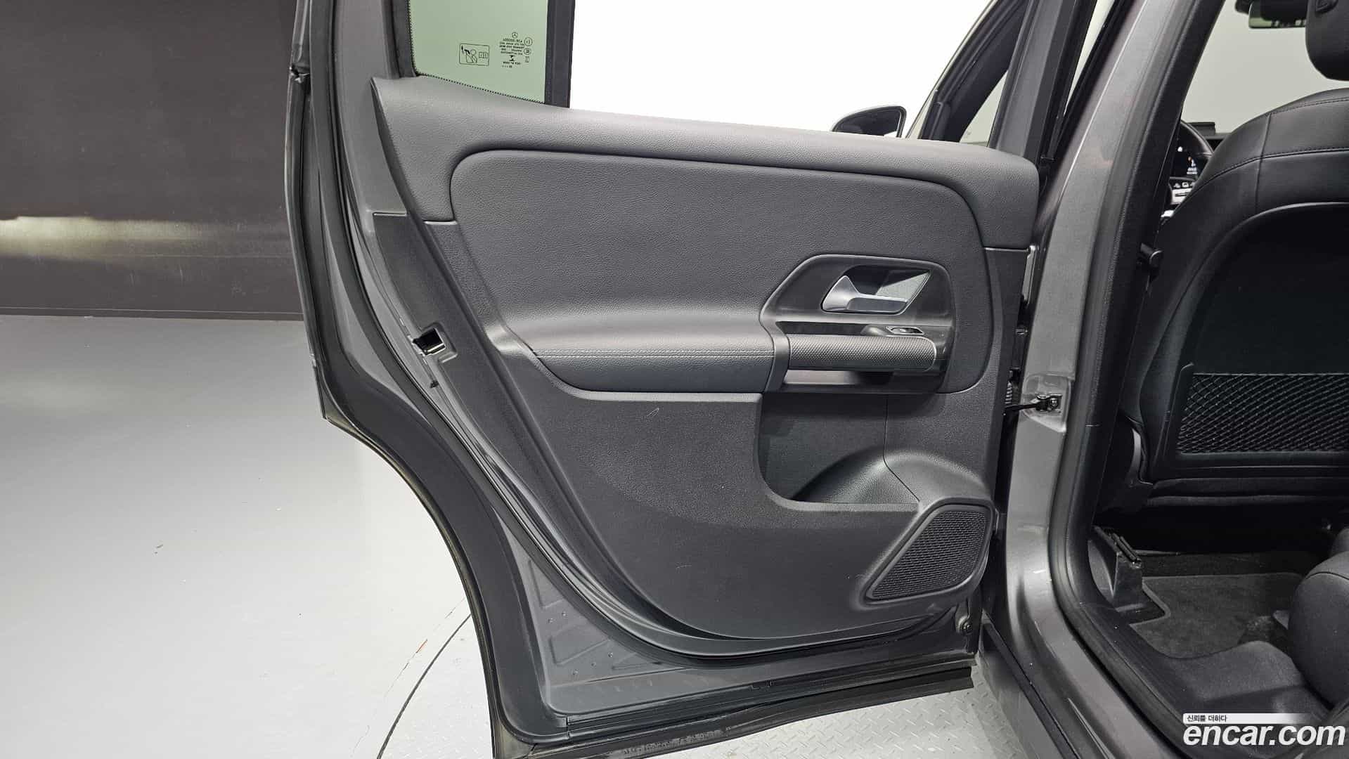 GLB-Class Mercedes-Benz 2021.6-INNER-035